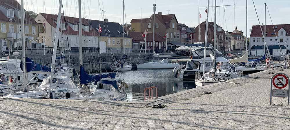 Bymidten i Allinge fyldt med lystbåde