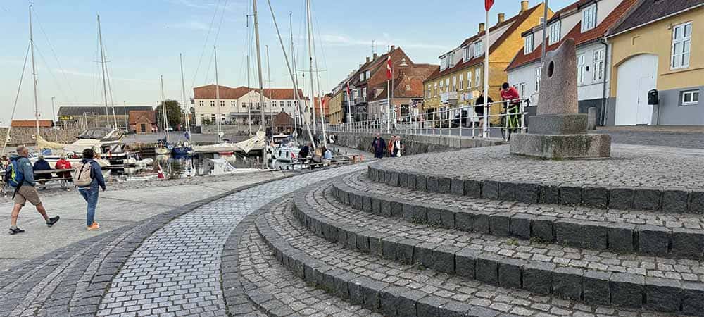 Allinge torv ved havnen