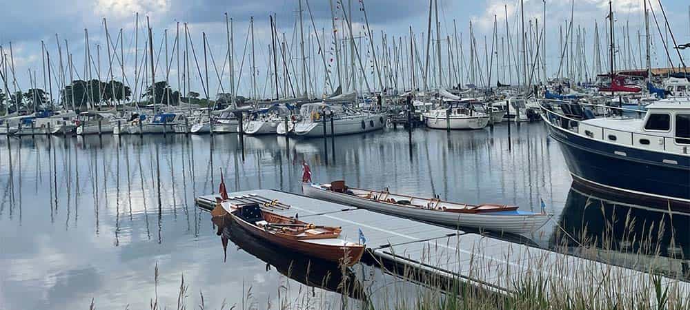 Bro til robåde på Nivå Havn