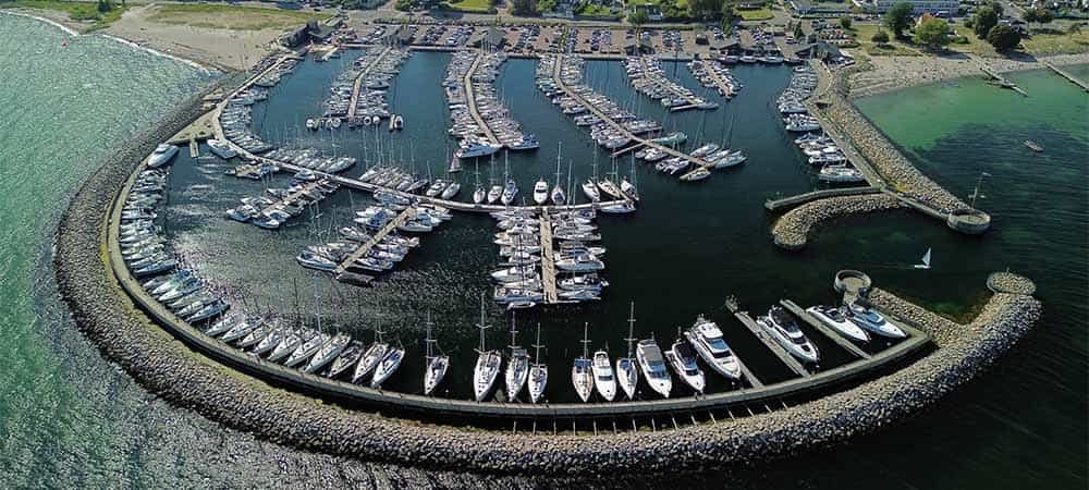 Et luftfoto af Vedbæk Havn